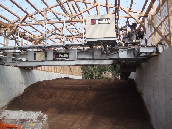 スクリュー撹拌発酵機